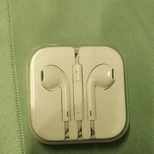 Apple White On-Ear EarPods with Inline Remote